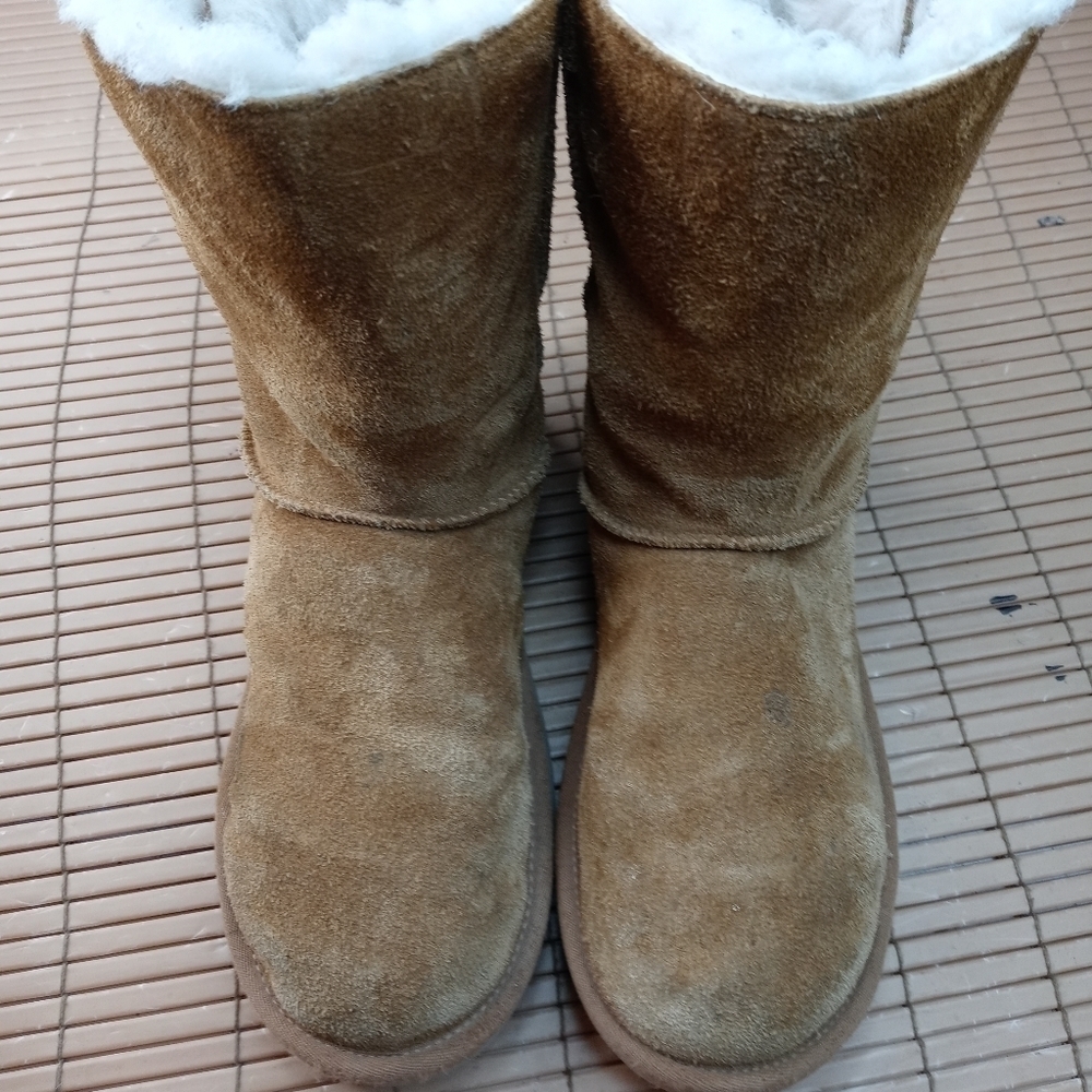 Ugg's Koolaburra Remley Short with Buckle Chestnut 1105792 women's sz 7. 42pm